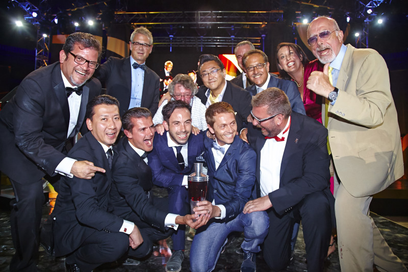 Loňský vítěz soutěže David Rios se sborem rozhodčích. Snímky: Diageo World Class